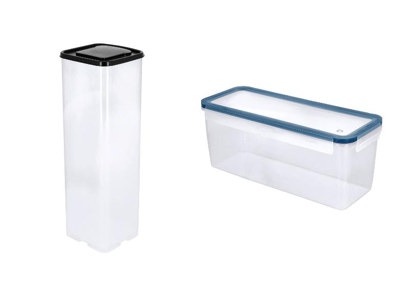 Twee transparante voedselbewaarbakjes met deksels, één hoog en vierkant, de andere rechthoekig.