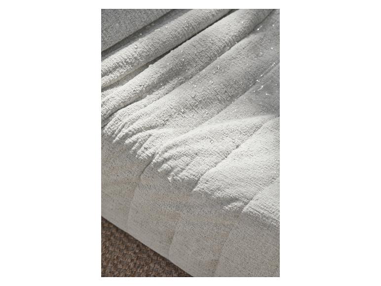 Close-up van een lichtgrijze getextureerde stof met subtiele glinsterende details, mogelijk waterbestendig.