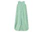 Mintgroene babyslaapzak met gele zonnepatronen en een ritssluiting aan de voorkant.