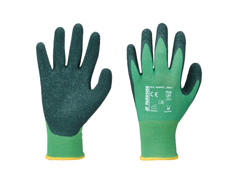Paar groene en donkergroene werkhandschoenen met gestructureerde grip en veiligheidsmarkeringen.