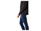 Zwarte softshell jas met rode ritsen en een donkerblauwe jeans