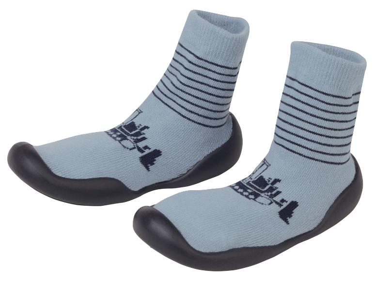Babysokken met rubberen zool, blauwe strepen en stadsontwerp.