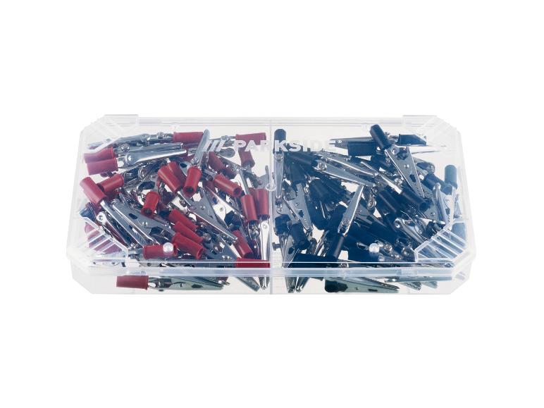 Een doorzichtige plastic doos gevuld met rode en zwarte krokodillenklemmen.