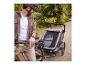 Man met fiets en Hauck fietskar met baby