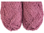 Close-up van twee pluizige roze pantoffels met een getextureerd, krullend oppervlak.