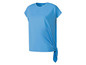 Een lichtblauw T-shirt met knoop, geschikt voor sporten.