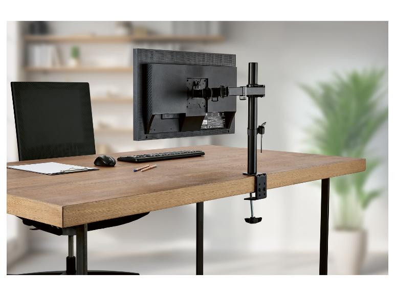 Monitor op bureauhouder met toetsenbord en muis.