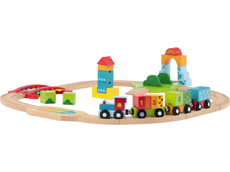 Kleurrijke houten speelgoedtreinset met rails, brug en bouwblokken.