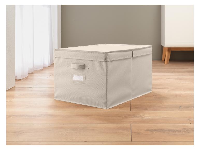 Een beige opbergdoos op een houten vloer.