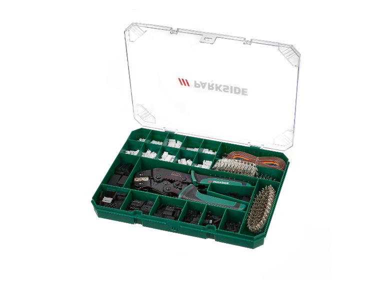 Een set met krimptang, connectoren en draden in een groene opbergdoos.