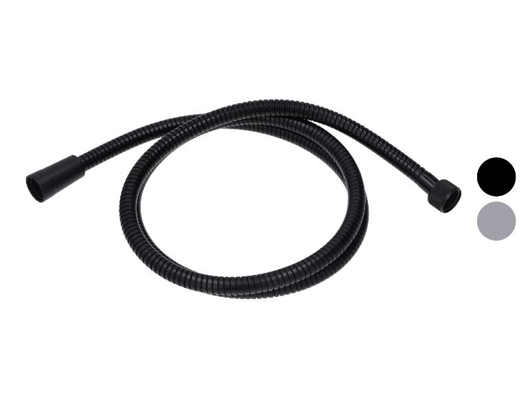 Zwarte flexibele doucheslang met geribbeld oppervlak en twee kleurstaaltjes.