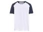 Wit T-shirt met donkerblauwe raglanmouwen.