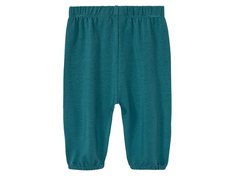 Een paar teal kleurige baby broekjes.