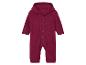 Bordeauxrode baby overall met capuchon.