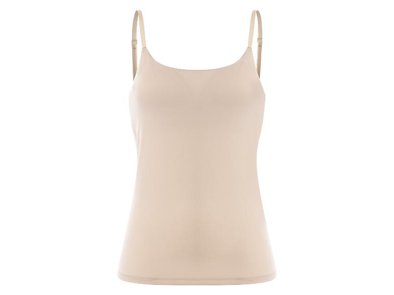 Een beige camisole met dunne bandjes op een witte achtergrond.