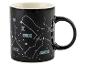 Een zwarte mok met een ontwerp van sterrenbeelden, waaronder Tweelingen, Waterman en Maagd.