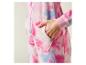 Een roze fleece onesie met tie-dye print.