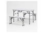 Witte opvouwbare tafel en twee banken op een witte achtergrond.