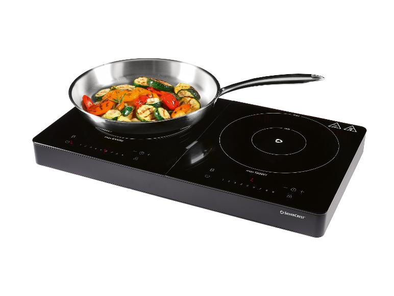 SILVERCREST dubbele inductiekookplaat met een pan vol gegrilde groenten.