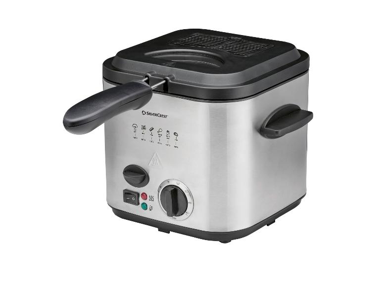 Roestvrijstalen friteuse met zwart deksel, handvat en temperatuurregelaars.