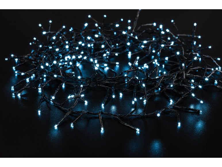 Blauwe LED-kerstverlichting op een donkere achtergrond