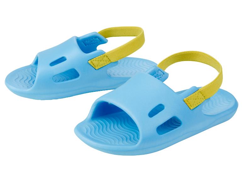 Blauwe kindersandalen met gele bandjes.