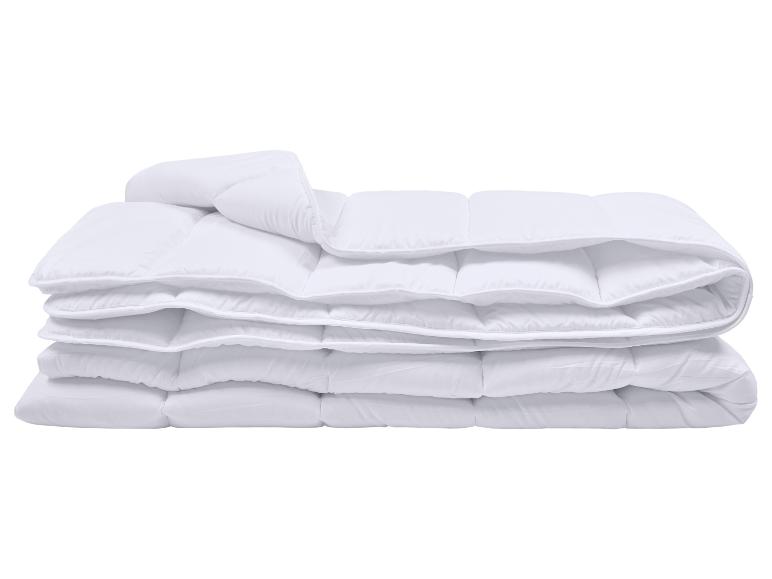 Opgevouwen wit dekbed