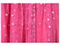 Close-up van een levendige roze tule stof met glinsterende zilveren sterpatronen.