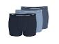 Drie paar herenboxershorts in blauwtinten, diagonaal gerangschikt.