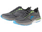 Twee paar grijze hardloopschoenen met blauwe en groene details.