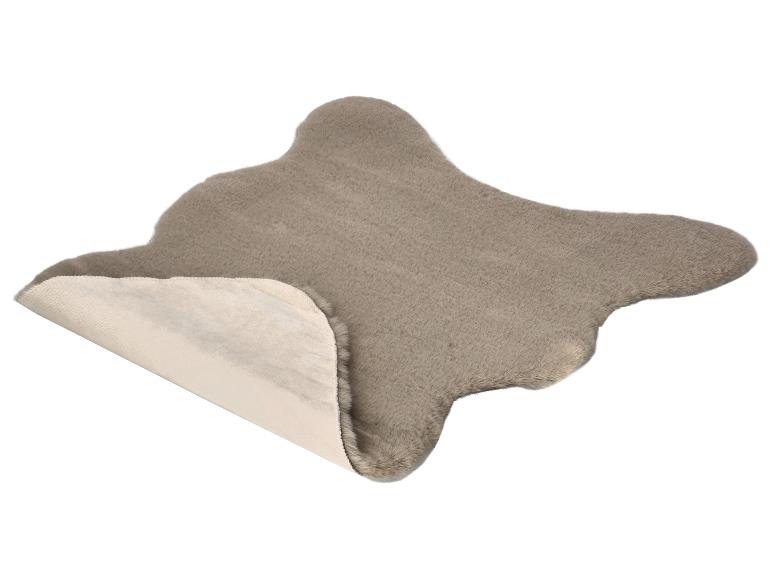 Grijs imitatie schapenvacht tapijt met een omgevouwen rand die de lichte onderkant toont.