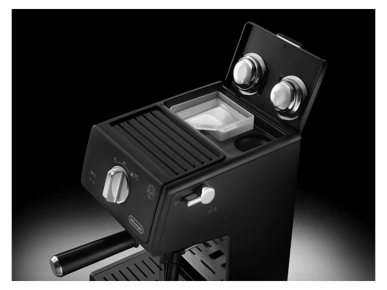 Zwart De'Longhi koffiezetapparaat met zilveren knoppen en accessoires.