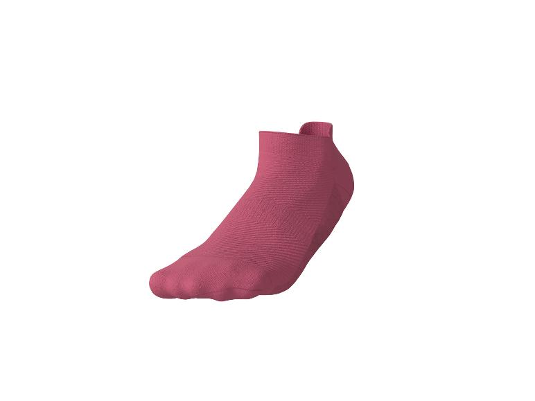 Eén roze sportsok met hiellus