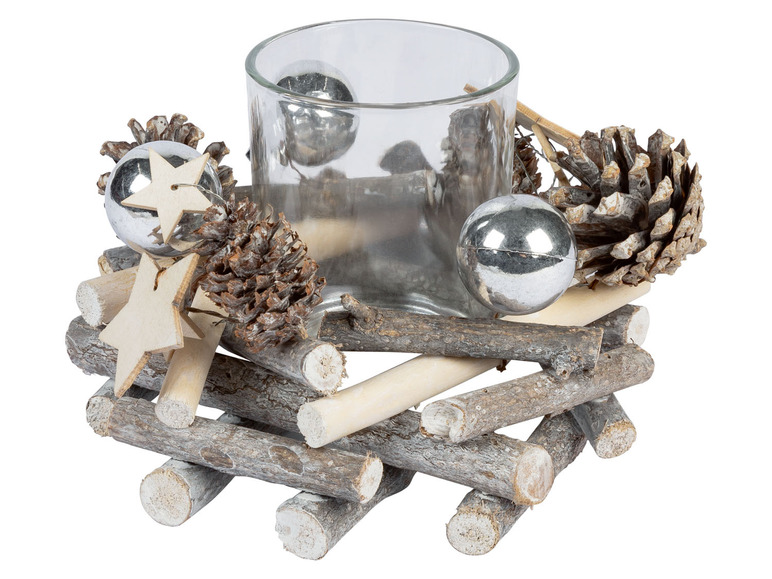 Een glazen kaarsenhouder met kerstversiering op een houten basis.