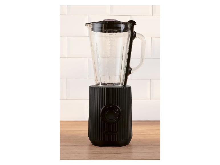 Zwarte SilverCrest blender met glazen kan op een houten aanrecht en witte tegels.