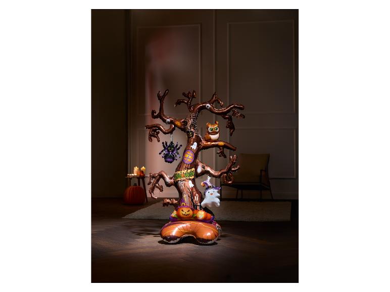 Halloween ballonboom met spin, uil, spook en pompoenen in een schemerige kamer.