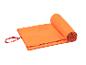 Oranje microvezel sporthanddoek, gedeeltelijk opgerold, met een lus.