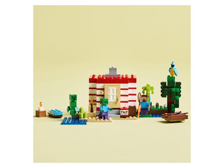 Speelgoedset met een huis, figuren, bomen en een boot op een lichtgele achtergrond.