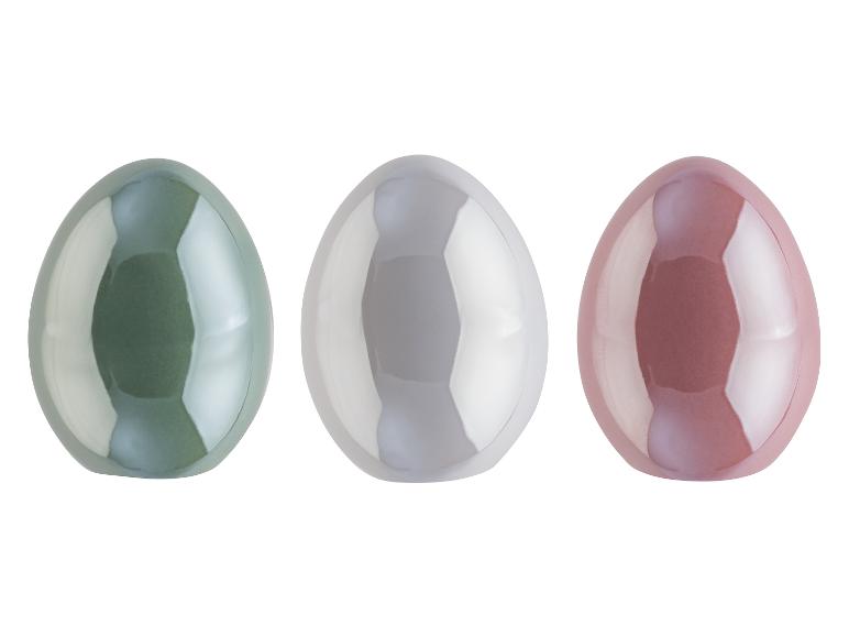 Drie glanzende, pastelkleurige eieren.