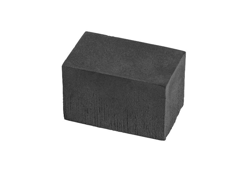 Een zwarte, rechthoekige blokje van gecomprimeerd houtskool.