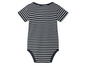 Een gestreept babypakje met korte mouwen.