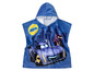Een blauwe badjas met capuchon met een Batman-auto en -personages.