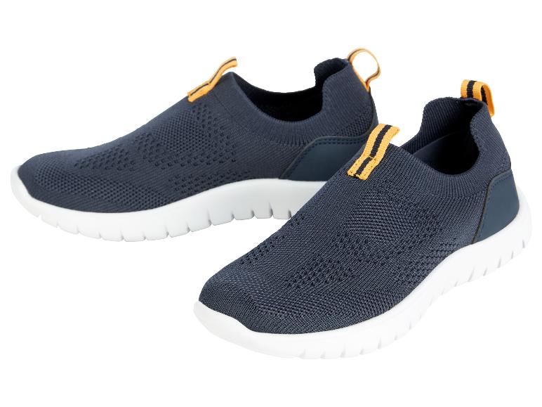 Twee paar donkerblauwe gebreide sneakers.