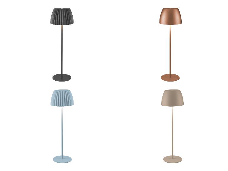 Vier vloerlampen in diverse kleuren: grijs, koper, lichtblauw en beige.