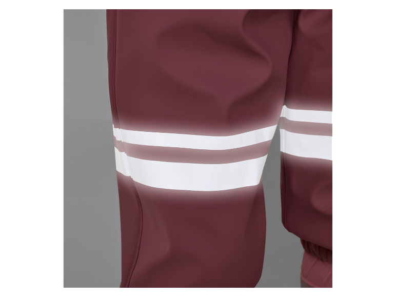 Waterdichte kinderkleding met reflecterende strepen.