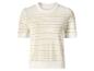 Wit gebreid topje met korte mouwen en horizontale gele strepen.