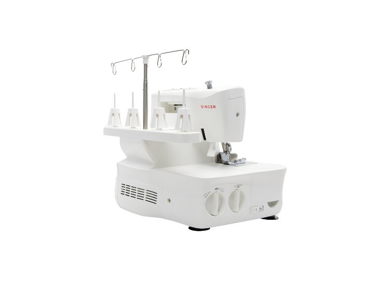 Witte SINGER overlock naaimachine met draadhouders en bedieningsknoppen.