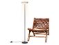 Verlichte vloerlamp en bruine leren fauteuil op een witte achtergrond.