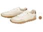 Beige sneakers met bruine zool en witte veters.