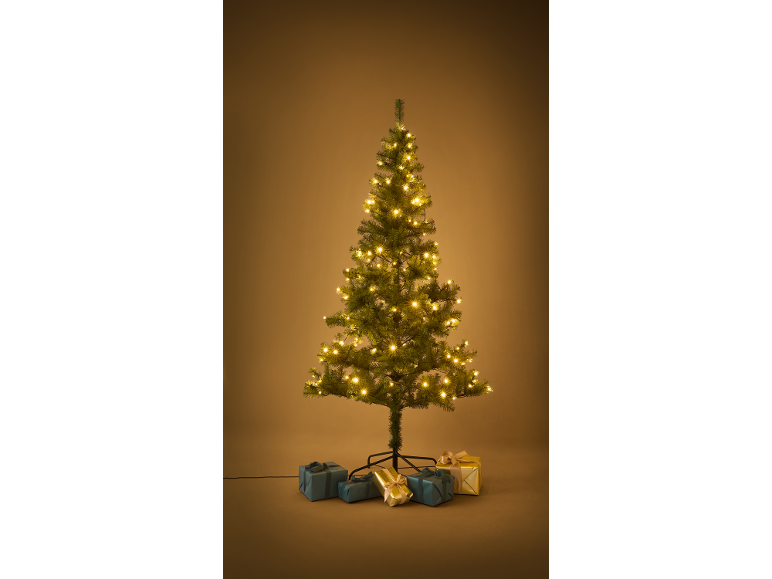 Een voorverlichte kunstkerstboom met cadeaus verpakt in goud en teal papier aan de voet.
